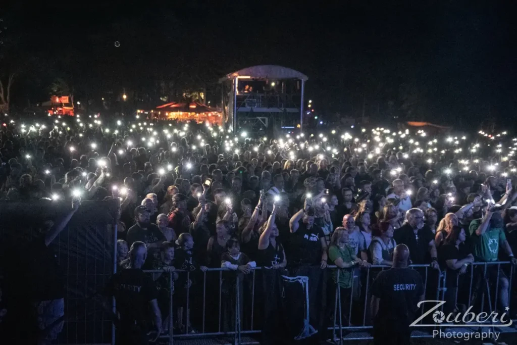 Fans at night waving with lights at Festival-Mediaval 2024
